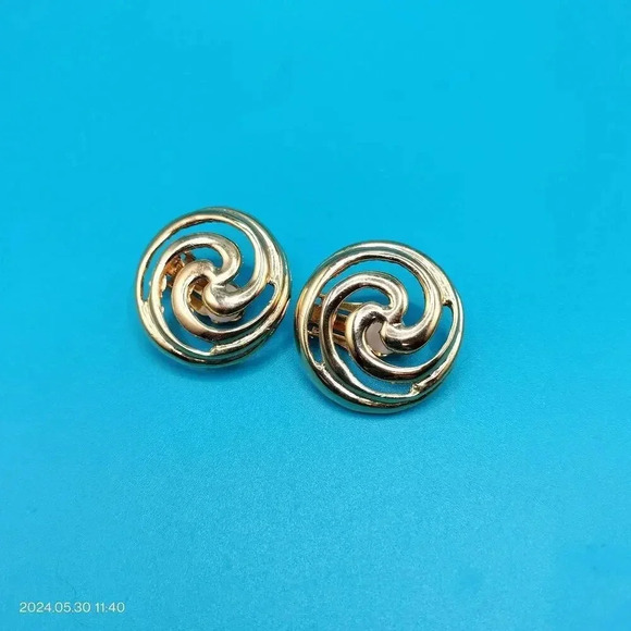 1" Unbranded Gold Tone Clip On Earrings Round Swirl pattern - Picture 7 of 7